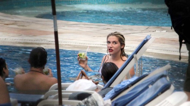Ke$ha na piscina do hotel em que está hospedada no Rio de Janeiro, em 02/10/2011