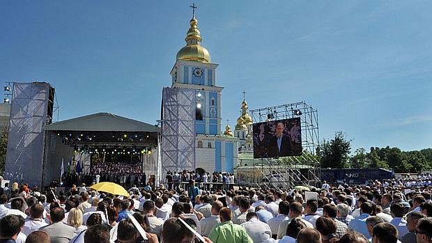 Manifestantes se reuniram em uma praça do centro de Kiev convocados por vários partidos da oposição