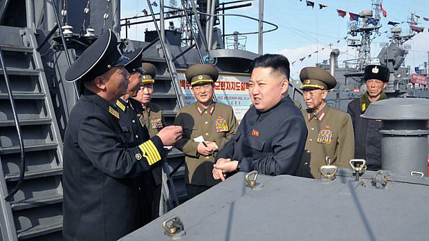 Kim Jong-un junto a oficiais da Marinha norte-coreana
