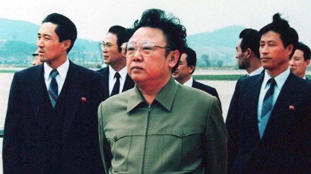 O ditador norte-coreano Kim Jong-Il na pista do Aeroporto de Pyongyang após uma visita do então presidente chinês, Yang Shangkun, em abril de 1992