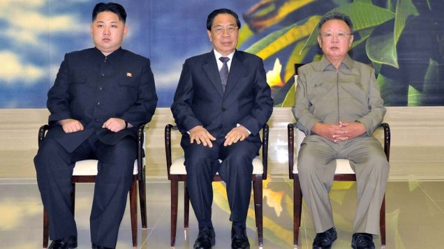 Kim Jong-un, filho do líder norte-coreano, Choummaly Sayasone,o presidente do Laos, e Kim Jong-Il durante reunião em Pyongyang, Coreia do Norte, setembro de 2011
