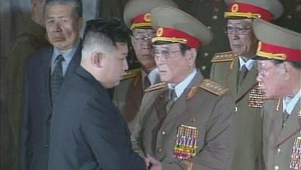 Kim Jong-un cumprimenta membros do Exército enquanto é observado pelo tio Jang Song-Thaek, à esquerda