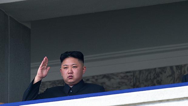 Kim Jong-un saúda população diante de desfile militar em Pyongyang