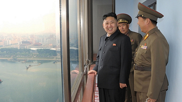 O novo ditador norte-coreano Kim Jong-un visita edifício residencial ao lado de militares