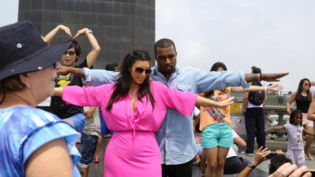 Kim Kardashian e Kanye West posam para foto no Cristo Redentor