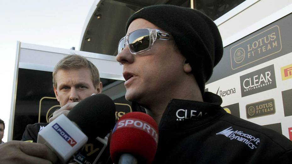 Kimi Raikkonen, da Lotus, conversa com a imprensa antes do treino da F1, em Jerez de la Frontera