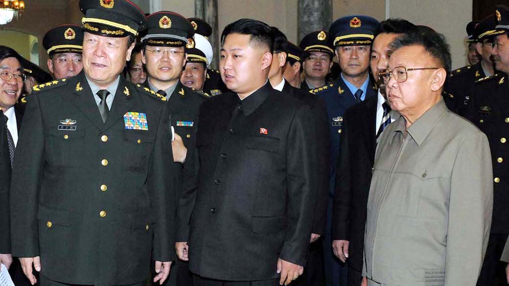 O líder norte-coreano Kim Jong-il e seu filho Kim Jong-un durante encontro com militares chineses, em Pyongyang, outubro de 2010