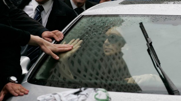 Cristina Kirchner, presidente da Argentina, acompanha o carro funerário que leva o corpo de seu marido, Néstor Kirchner, para Santa Cruz, onde será enterrado