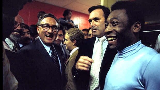 Pelé com o ex-secretário de Estado americano Henry Kissinger