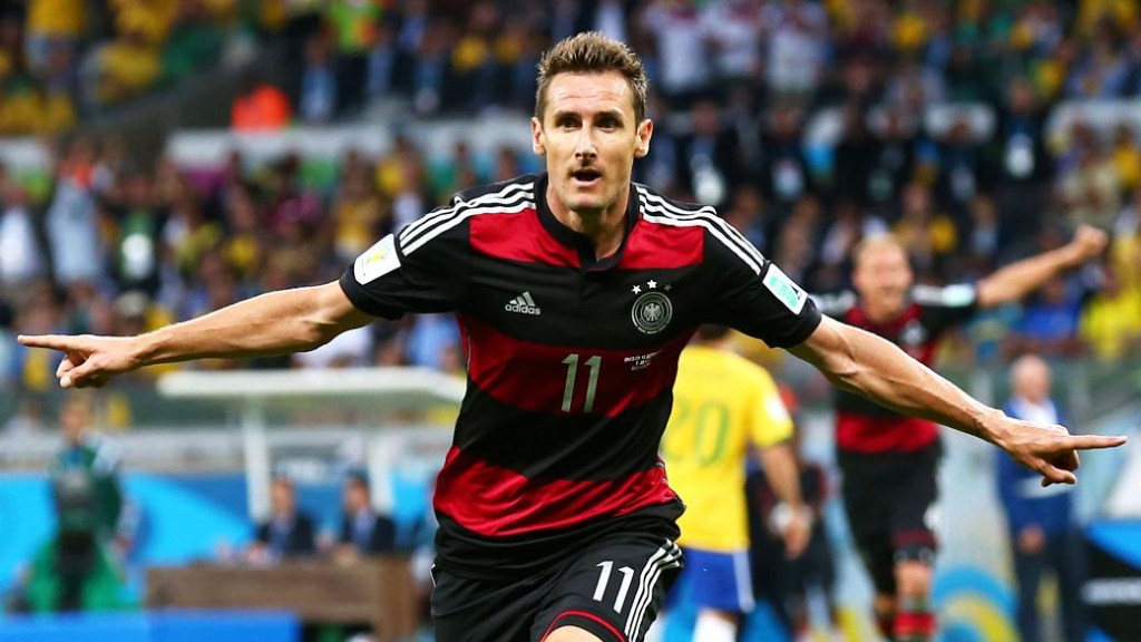 Klose chegou ao recorde em Copas ao marcar o segundo gol da Alemanha na goleada por 7 a 1 no Mineirão