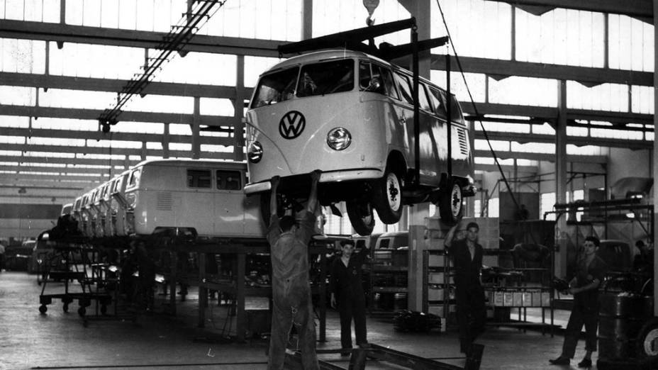 Linha de montagem da Kombi na Volkswagen, em 1958