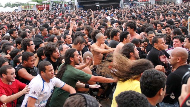 Público no show das bandas Korzus e The Punk Metal Allstars no palco Sunset, no terceiro dia do Rock in Rio, em 25/09/2011