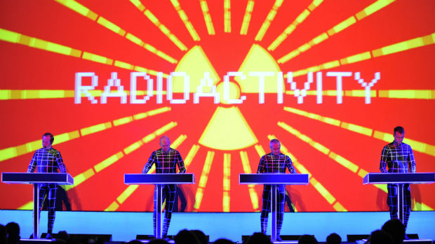 Membros do Kraftwerk em show no Museum of Modern Art de Nova York: o mesmo show que vem ao Brasil para o Sónar