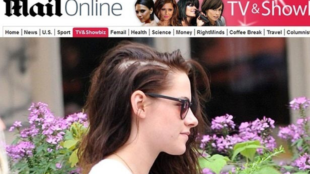 Atriz Kristen Stewart com falha no cabelo