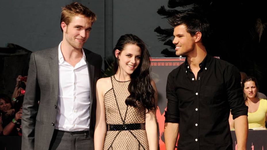 Os atores Robert Pattinson, Kristen Stewart e Taylor Lautner durante cerimônia no Graumans Chinese Theatre em Los Angeles