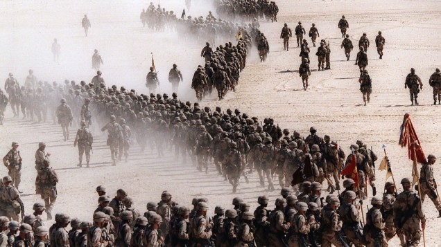Tropas da 1ª Divisão de Cavalaria do exército americano atravessam o deserto durante os preparativos para a Guerra do Golfo