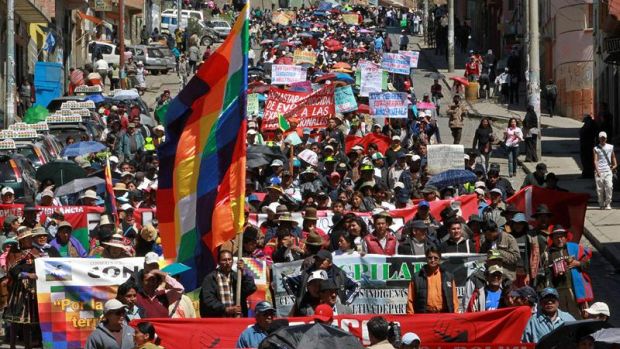 Pelos indígenas, dezenas de milhares marcham em La Paz
