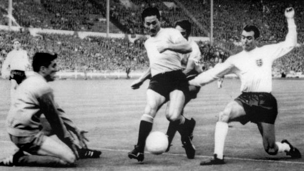 Ladislao Mazurkiewicz (à esq.) em jogo do Uruguai contra a Inglaterra