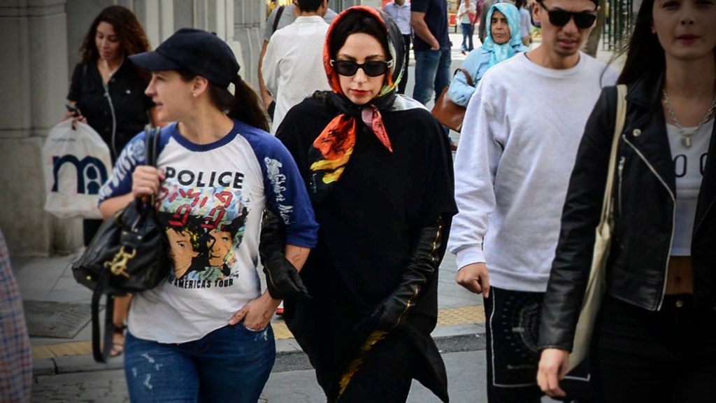 Lady Gaga se veste de muçulmana em Istambul