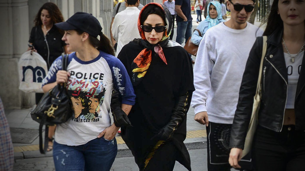 Lady Gaga se veste de muçulmana em Istambul