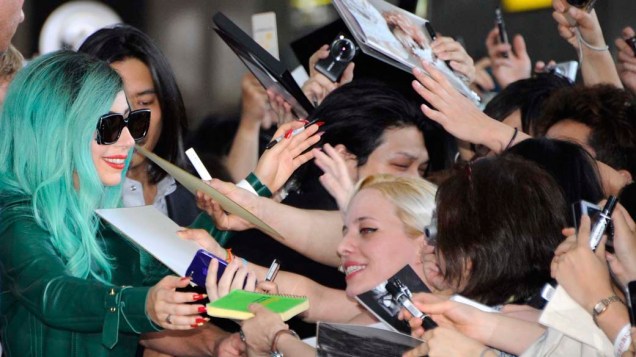 A cantora americana Lady Gaga dá autógrafos no aeroporto internacional de Narita, Japão