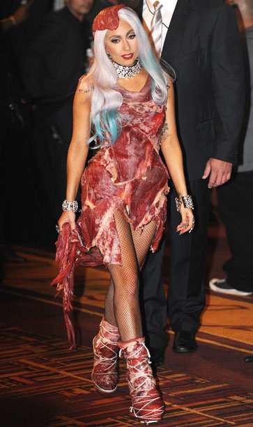 Lady Gaga com vestido de carne no VMA 2010