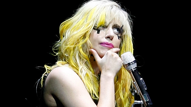 Lady Gaga em Las Vegas, de ousados cabelos amarelos