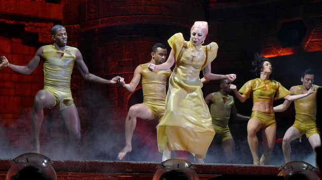A cantora Lady Gaga apresentou vários figurinos durante o show em SP