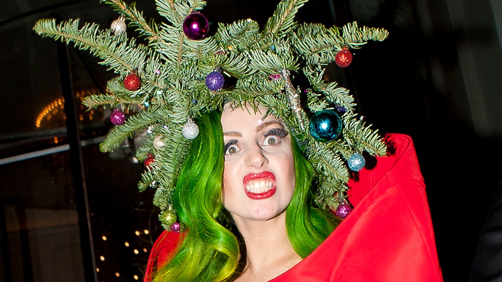 Lady Gaga vestida de árvore de natal