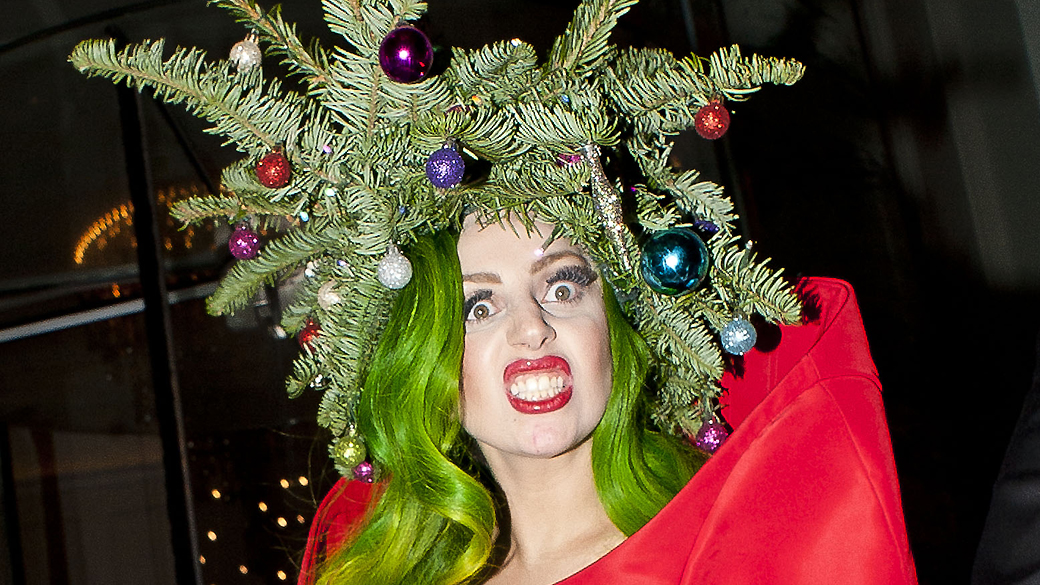 Lady Gaga vestida de árvore de natal