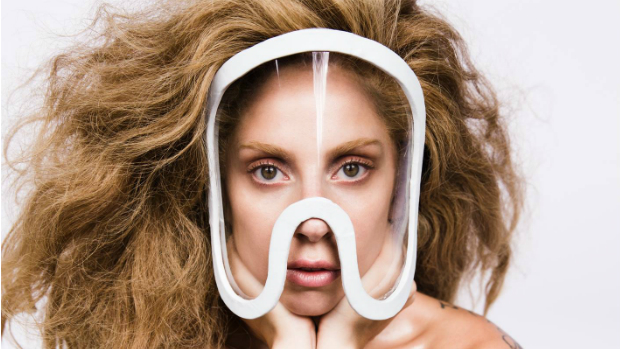 Lady Gaga comparece ao evento e apresenta a GL30 Instant Digital Camera, da Polaroid Grey, uma linha de produtos desenhados pela artista