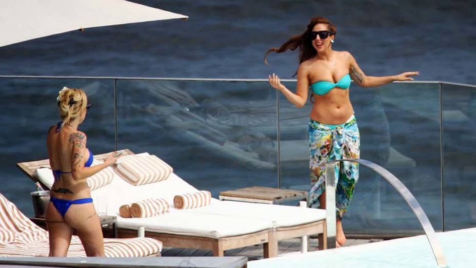 Lady Gaga na piscina do hotel Fasano no Rio de Janeiro