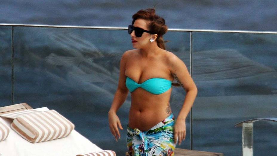 Lady Gaga na piscina do hotel Fasano no Rio de Janeiro