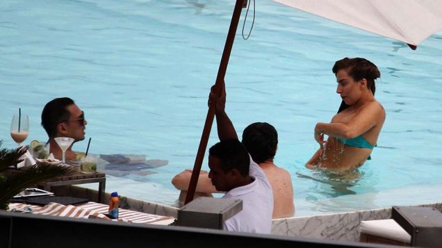 Lady Gaga na piscina do hotel Fasano no Rio de Janeiro