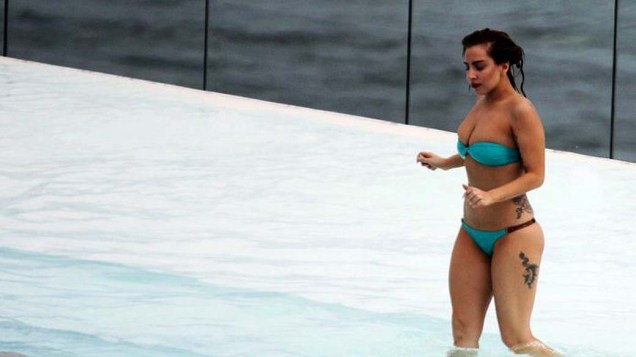 Lady Gaga na piscina do hotel Fasano no Rio de Janeiro