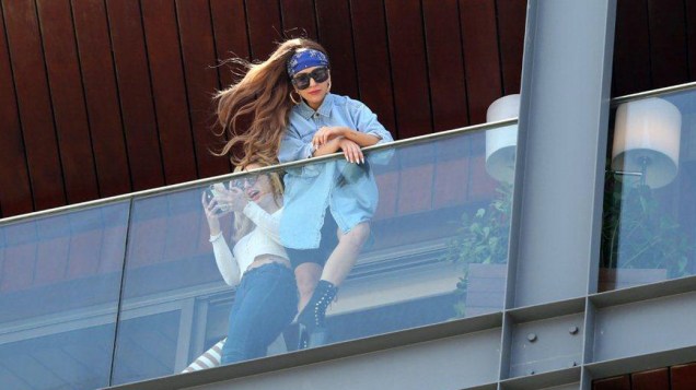Lady Gaga na sacada do hotel, no Rio de Janeiro
