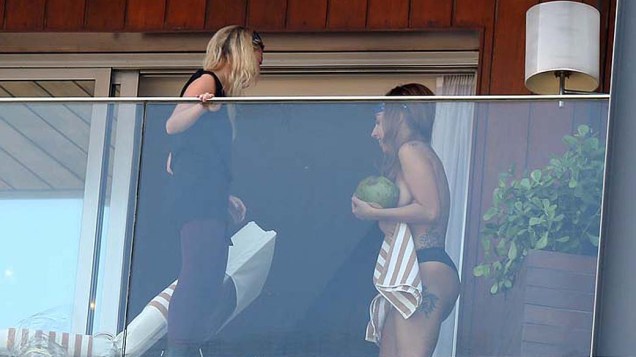 Lady Gaga em sacada de hotel sem a parte de cima do biquini, no Rio de Janeiro