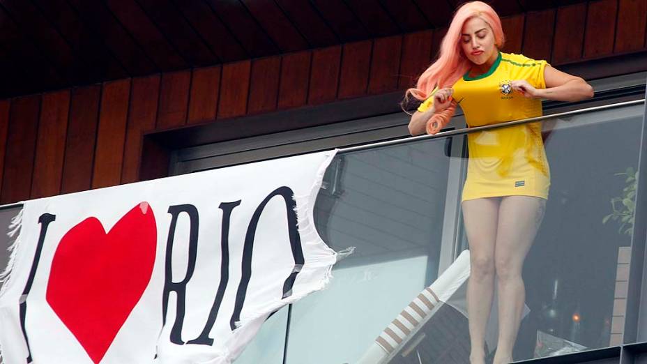 Lady Gaga na sacada do hotel Fasano em Ipanema, no Rio de Janeiro