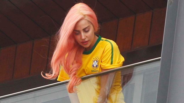 Lady Gaga na sacada do hotel Fasano em Ipanema, no Rio de Janeiro