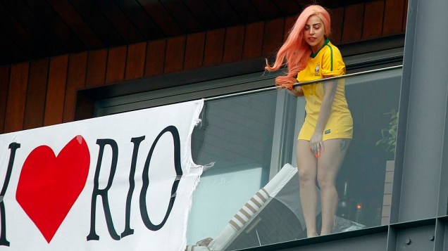 Lady Gaga na sacada do hotel Fasano em Ipanema, no Rio de Janeiro