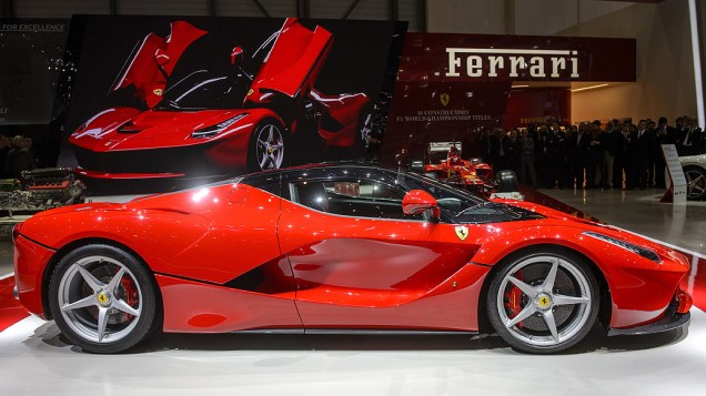 A Ferrari apresentou nesta terça-feira (05) em Genebra, na Suíça, seu primeiro modelo híbrido