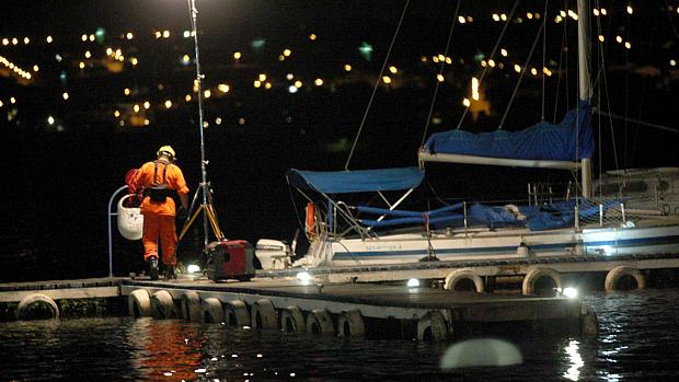 Resgate trabalha para socorrer as vítimas do naufrágio no Lago Paranoá