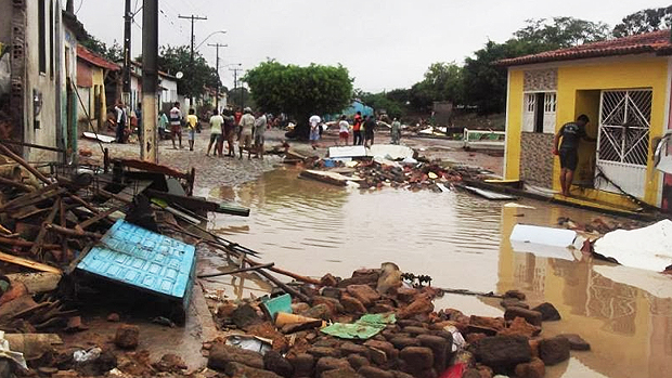 Forte chuva atingiu a cidade de Lajedinho, a cerca de 355 km de Salvador, na região da Chapada Diamantina na noite de sábado (7)