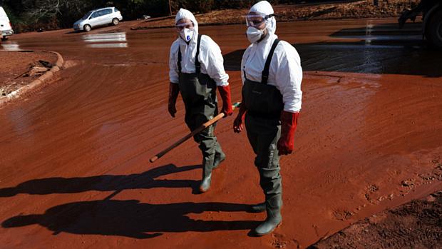 Equipes de resgate trabalham em cidade coberta pela lama vermelha
