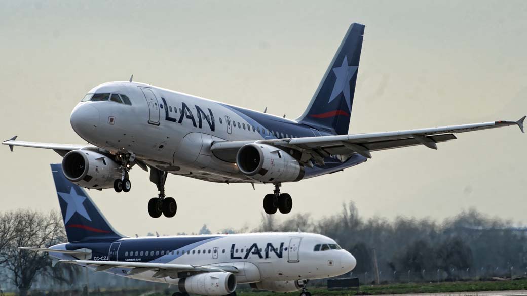 Aviões da Lan Chile no Aeroporto de Santiago – 16/08/2010
