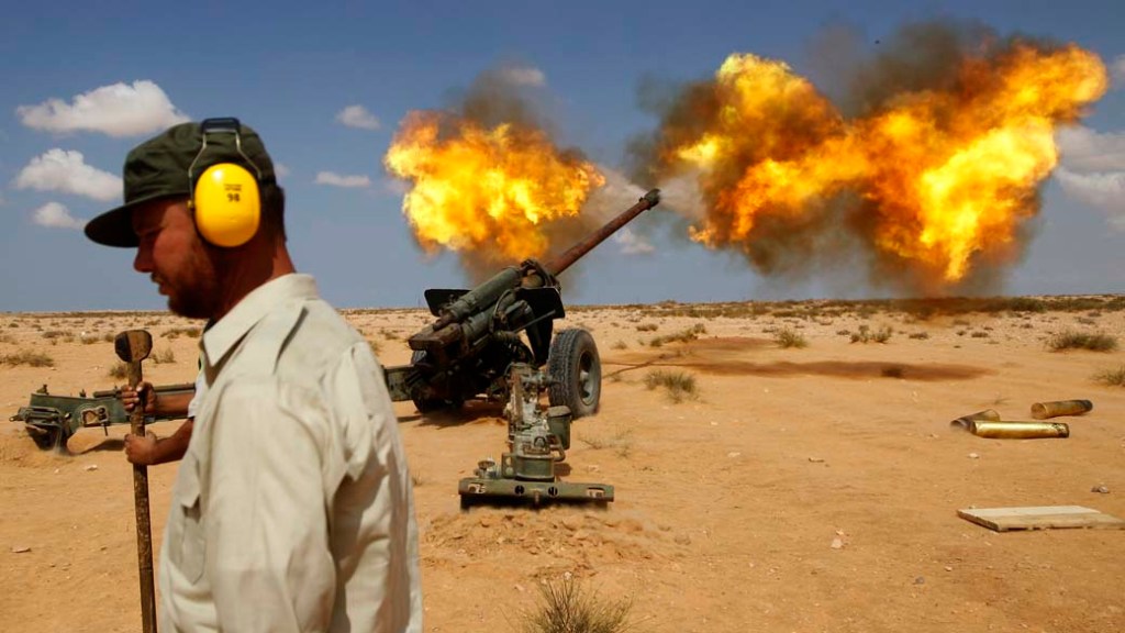 Rebeldes utilizam artilharia pesada próximo à cidade de Sirte, na Líbia
