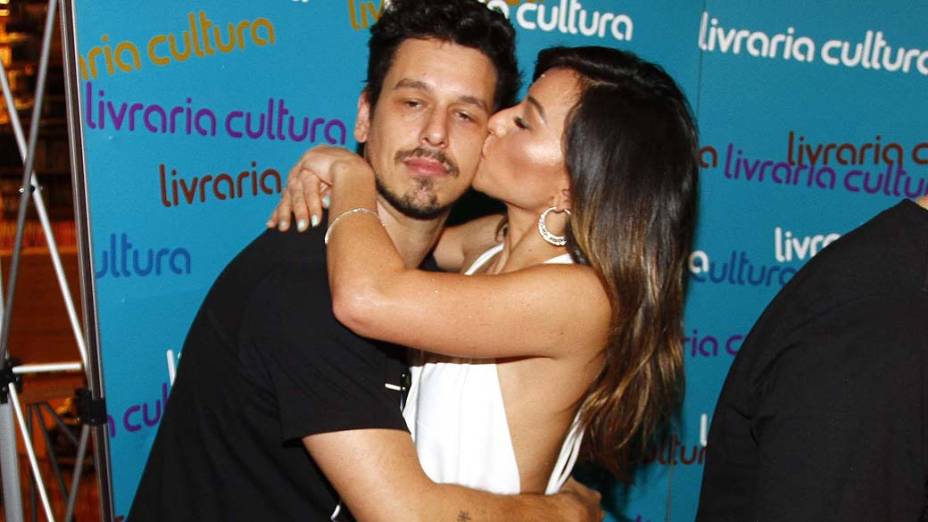 Sabrina Sato, do Pânico, beija o namorado, o humorista João Vicente de Castro, do Porta dos Fundos, no lançamento do livro do grupo de humor, em São Paulo<br>