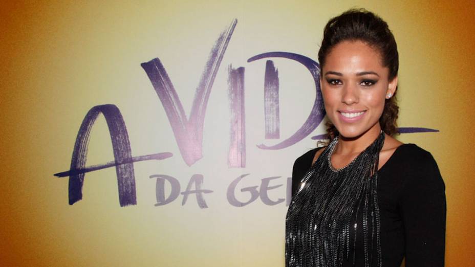 <br><br> Roberta Almeida, atriz da novela "A vida da gente", durante festa de lançamento - 25/09/2011