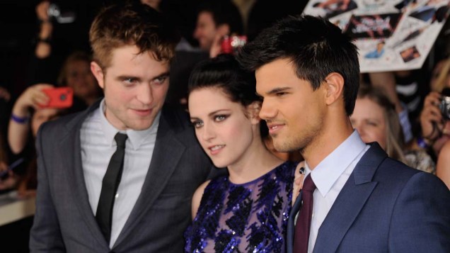 Robert Pattinson, Kristen Stewart e Taylor Lautner na première do filme<em> A Saga Crepúsculo: Amanhecer - Parte 1</em>, em Los Angeles