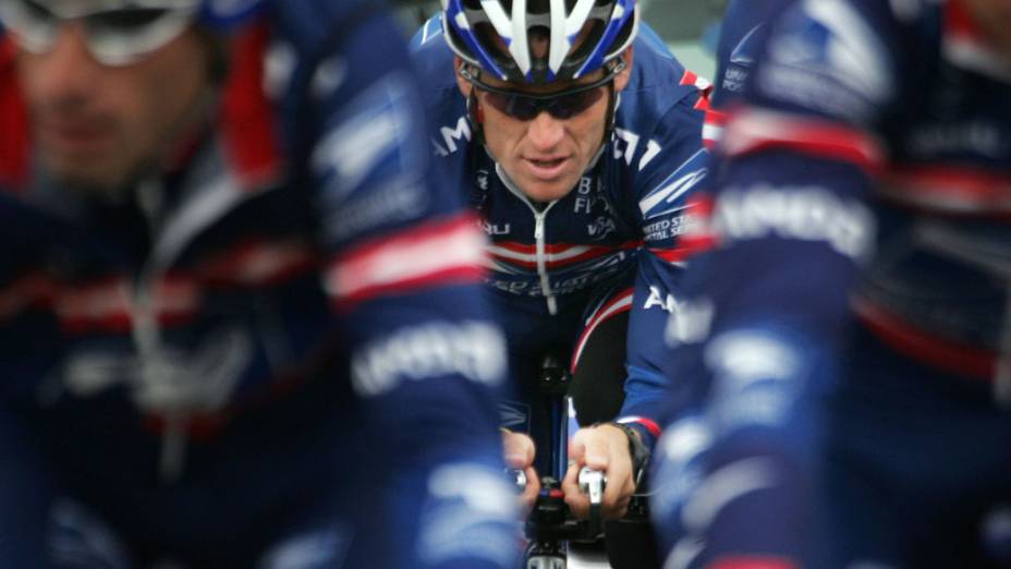 Lance Armstrong durante a sessão de treino perto de Liege, na véspera do início oficial do Tour de France 2004